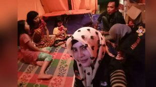 Retno Dwi Sisyanti selaku Ketua DPC Partai Hanura Kebumen melakukan pengecekan fasilitas dan kesediaan obat dan makanan untuk keperluan posko mudik gratis, 17/6/2018