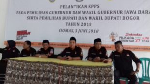 Pelantikan KPPS menjelang Pilkada Jawa Barat dan Kabupaten Bogor di Kecamatan Ciomas, Minggu 3/6 (dok. KM)