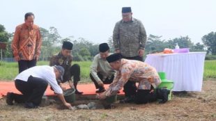 Presiden Jokowi didampingi Wapres, Menteri PUPR, Menristek, Menag dan Gubernur Jabar Saat Peletakan Batu Pertama UIII, Selasa 5/6 (dok. Twitter @lukmanhsaifuddin)