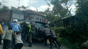 Kapolsek Sukamakmur bersama Koramil, Satpol PP, ormas Pemuda Pancasila, Pramuka dan Polmas berjibaku mengatur lalu lintas dan mengurai kemacetan (dok. KM)