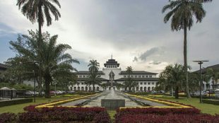 Gedung Sate, Bandung (KM stock)