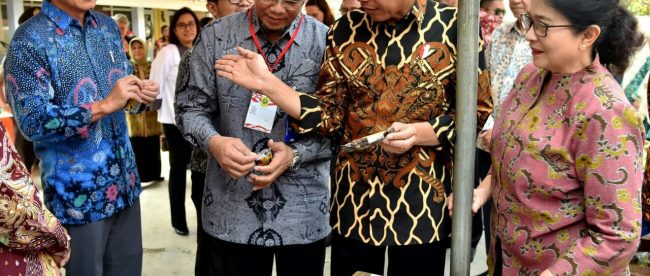 Presiden Joko Widodo saat blusukan ke Desa Tangkil, Kecamatan Caringin, Kabupaten Bogor, bersama Presiden Bank Dunia, Jim Yong Kim, Rabu 4/7/2018 (dok. KM)