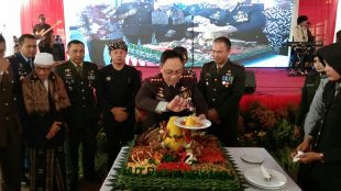 Kapolresta Bogor Kota Kombes Pol Ulung Sampurna Jaya Saat Pemotongan Tumpeng di HUT Bhayangkara ke-72, Rabu 11/7/2018 (dok. KM)