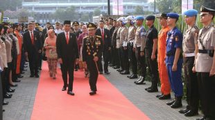 Presiden Joko Widodo bersama Kapolri Jenderal Polisi Tito Karnavian di upacara peringatan HUT Bhayangkara ke-72 di Senayan, Jakarta, Rabu 11/7/2018 (dok. KM)