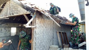 Anggota Korem Wirabuana merehabilitasi rumah keluarga juara dunia lari 100m, Lalu Mohammad Zohri di Lombok Utara, 13/7/2018 (dok. KM)