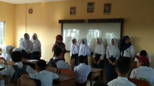 Guru pembina bersama OSIS saat memberikan materi MPLS di SMP Global Insani School, Bogor (dok. KM)