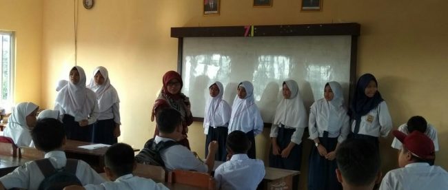 Guru pembina bersama OSIS saat memberikan materi MPLS di SMP Global Insani School, Bogor (dok. KM)
