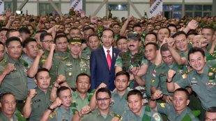 Presiden Joko Widodo bersama Babinsa di Hanggar Lanud Husein Sastranegara, Kota Bandung, Jawa Barat, pada Selasa, 17 Juli 2018 (dok. KM)