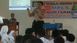 Kapolsek Sukamakmur Iptu Hendra Kurnia melaksanakan pembinaan penyuluhan mengenai etika berlalu lintas kepada peserta MPLS di SMAN 1 Sukamakmur, Selasa 17/7/2018 (dok. KM)