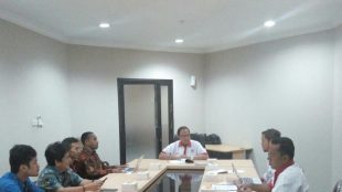 Rapat yang dipimpin oleh Asisten Deputi Peningkatan Kreativitas Pemuda Kemenpora RI Djunaedy, dengan panitia Festival Film Pendek dari PPMI (dok. M.Ichsan/JNOL/FP)