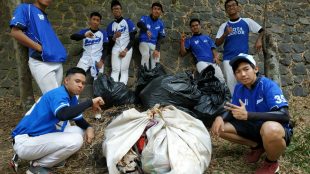 Atlet softball mengumpulkan sampah-sampah peninggalan Bogor Light Festival, Sabtu 21/7 (dok. KM)
