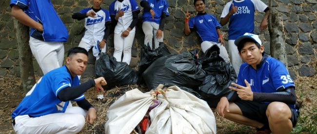 Atlet softball mengumpulkan sampah-sampah peninggalan Bogor Light Festival, Sabtu 21/7 (dok. KM)