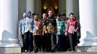 Presiden Joko Widodo bersama sejumlah walikota peserta Rakernas Apeksi ke-16 di Istana Bogor, Senin 23/7 (dok. KM)