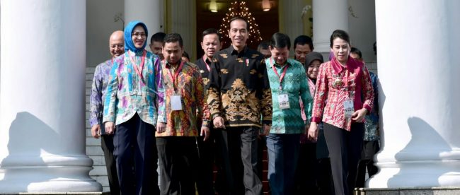 Presiden Joko Widodo bersama sejumlah walikota peserta Rakernas Apeksi ke-16 di Istana Bogor, Senin 23/7 (dok. KM)