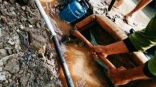 Proses perbaikan pipa PDAM yang bocor (stock)