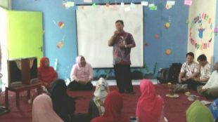 Akhir Winardi alias Ka' Wien pada acara seminar parenting di TK Islam Cerdas Ummat, 27/7/2018, Bojonggede, Bogor (dok. KM)