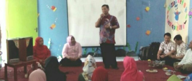 Akhir Winardi alias Ka' Wien pada acara seminar parenting di TK Islam Cerdas Ummat, 27/7/2018, Bojonggede, Bogor (dok. KM)