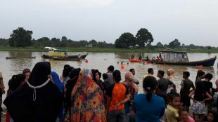Kerumunan warga menyaksikan upaya BPBD Pelalawan mencari bocah yang tenggelam di sungai Kualo Kerinci, Pelalawan, Sabtu 28/7/2018 (dok. KM)