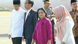 Presiden Joko Widodo tiba di Bandar Udara Sultan Muhammad Kaharuddin Sumbawa, Kabupaten Sumbawa Besar (dok. Setpres)