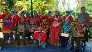 Alumni SMPN 2 Kota Bogor Angkatan 73 Bersama para mantan guru (dok. KM)