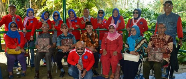 Alumni SMPN 2 Kota Bogor Angkatan 73 Bersama para mantan guru (dok. KM)