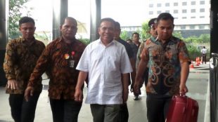 Gubernur Aceh Irwandi YUsuf tiba di KPK untuk menjalani pemeriksaan, Selasa 3/7/2018 (dok. Tribunnews.com)