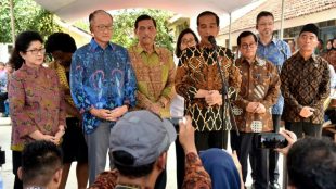 Presiden Joko Widodo saat blusukan ke Desa Tangkil, Kecamatan Caringin, Kabupaten Bogor, bersama Presiden Bank Dunia, Jim Yong Kim, Rabu 4/7/2018 (dok. KM)