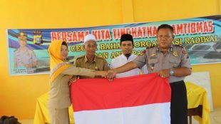 Kasatpolair Polres Pelalawan Iptu YP Aritonang bersama Kepala Desa Sering HM Yunus dan Ustadz Mukminin di "Quick Wins" di Kantor Desa Sering (dok. KM)