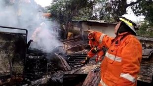 Petugas pemadam kebakaran menangani kebakaran di Tanah Sareal, Kota Bogor, 13/7/2018 (dok. KM)