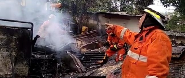 Petugas pemadam kebakaran menangani kebakaran di Tanah Sareal, Kota Bogor, 13/7/2018 (dok. KM)