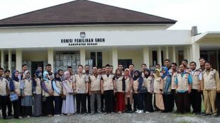 Anggota KPU Kabupaten Bekasi di depan gedung baru, Juli 2018.