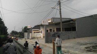 Proyek pengecoran di jalan raya Ciapus, Kabupaten Bogor, Minggu 8/7 (dok. KM)