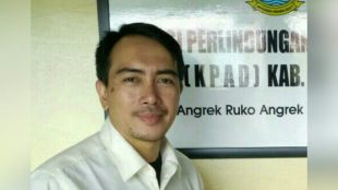 Ketua KPAD Kabupaten Bekasi, M. Rojak di Kantor KPAD Kabupaten Bekasi, Senin 2/7 (dok.KM)