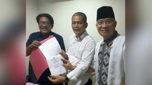 Ketua Umum PWRI Suriyanto memperlihatkan laporan pihaknya kepada Ombudsman RI atas dugaan pelanggaran komisioner Dewan Pers (dok. KM)