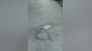 Jalan lingkungan di Jalan Melati II RT 014/08 Kavling Perwirasari Bekasi Utara, Kota Bekasi, yang pecah-pecah (dok. KM)