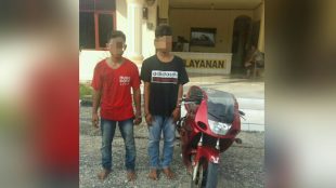 Pelaku pencurian dengan kekerasan yang diamankan oleh Polsek) Kuras, Pelalawan, Kamis 19/7 (dok. KM