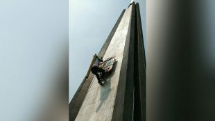 Pemanjat menaiki Tugu Kujang, Kota Bogor, untuk mencuci kujang atau "Ngumbah Kujang", Minggu 29/7/2018 (dok. KM)