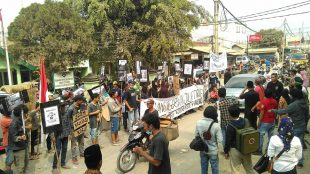 Unjuk rasa warga di Parung Panjang, Kabupaten Bogor, menuntut perbaikan jalan, Kamis 5/7/2018 (dok. KM)