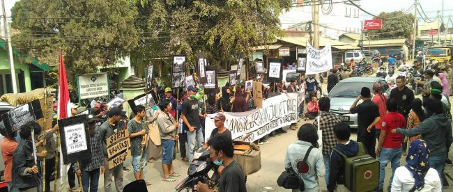 Unjuk rasa warga di Parung Panjang, Kabupaten Bogor, menuntut perbaikan jalan, Kamis 5/7/2018 (dok. KM)