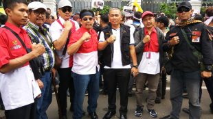 Ketum DPP PWRI, Sekjen DPP PWRI, lembaga Hukum PWRI, dan jajaran saat aksi damai di PN Jakarta Pusat, 5/7 (dok. KM)