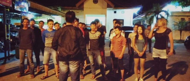 Muda-mudi yang diamankan POlres Pelalawan dalam razia warung remang-remang, Sabtu malam 27/7 (dok. KM)