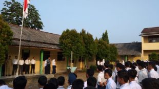 Upacara pertama di SMK Satria Bangsa, Tajurhalang, Kabupaten Bogor, Senin 23/7 (dok. KM)
