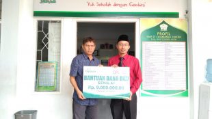 SMP IT Lukmanul Hakim menerima bantuan dari Pengadaian Syariah Cabang Keutapang, Banda Aceh, Rabu 25/7/2018 (dok. KM)