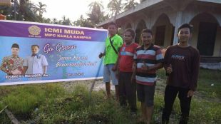 Aktivis ICMI Muda MPC Kuala Kampar saat acara tanam 100 bibit buah di Desa Sokoi, Minggu 22/7(dok. KM)