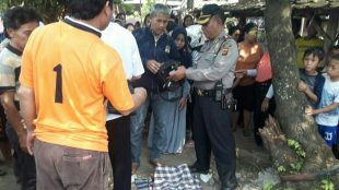 Polisi mengumpulkan keterangan warga di lokasi ditemukan jenazah pedagang cilok di Gunung Sindur, Kabupaten Bogor (dok. KM)