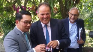 Gubernur terpilih Jawa Barat Ridwan Kamil bersama Menteri muda urusan Asia Pasifik di Kemenlu Inggris, Mark Field, di Bogor, 15 Agustus 2018 (dok. KM)