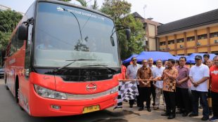 Wakil Wali Kota Tangerang Sachrudin meresmikan bus wisata keliling kota di Taman Gajah Tunggal Tangerang, 25/8/2018.