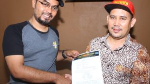 Wartawan KM Dody Kurniawan (kiri) bersama kuasa hukumnya, Endin. (dok. KM)