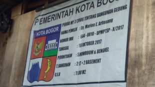 Plang proyek bangunan di Jalan Jendral Sudirman yang diduga melanggar IMB (dok. KM)