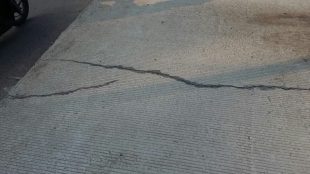 Retak di beton di proyek betonisasi jalan Laladon-Kreteg, Kabupaten Bogor